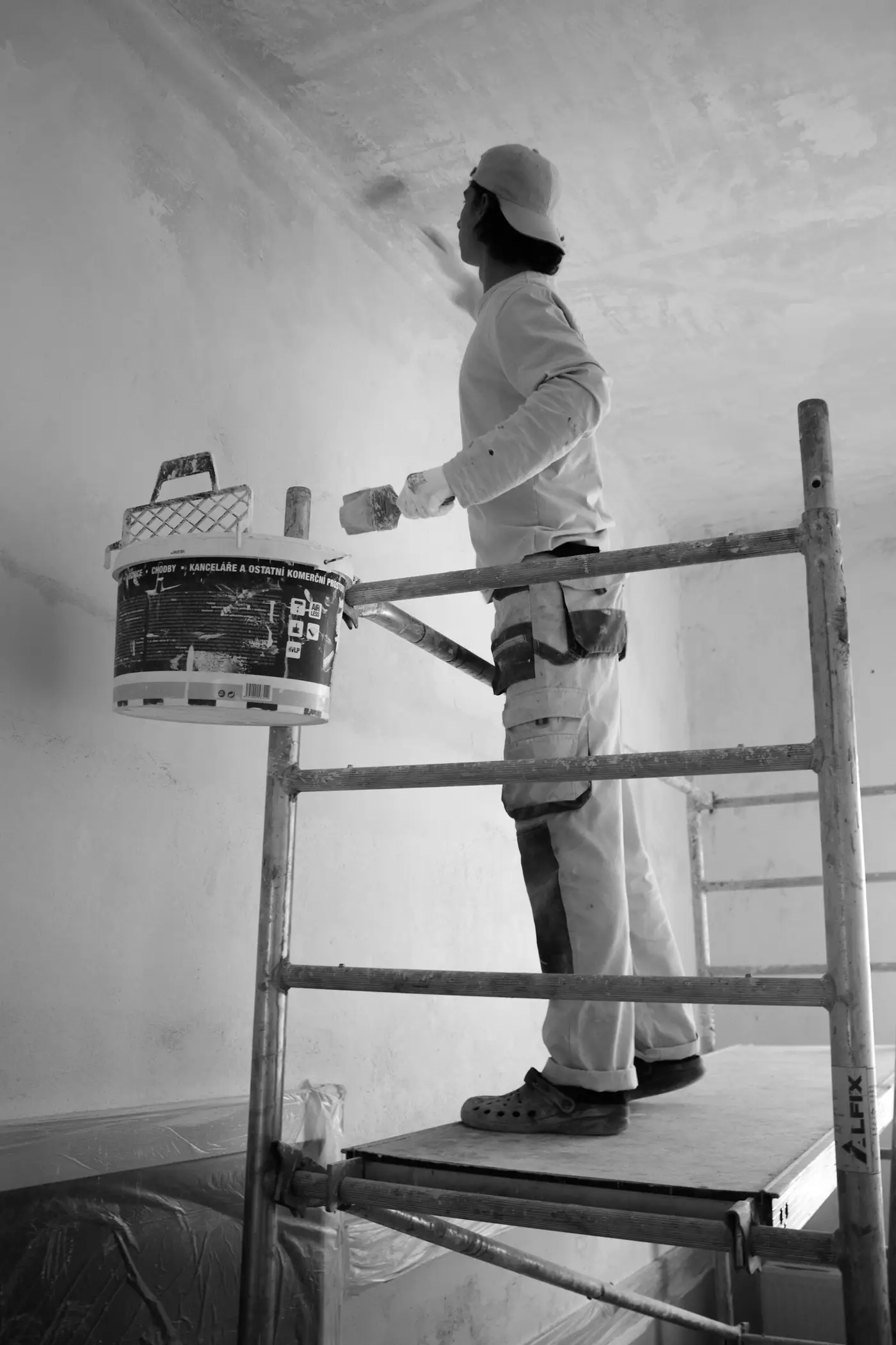 Farbrolle an der Wand, schwarzweiß