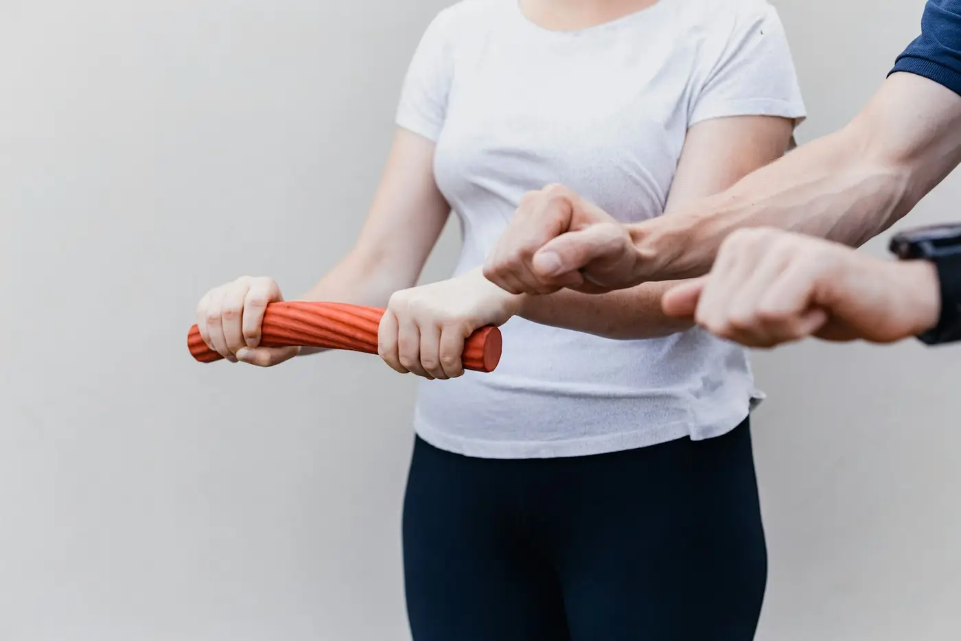 Übung mit Zugseil, Therapeut daneben