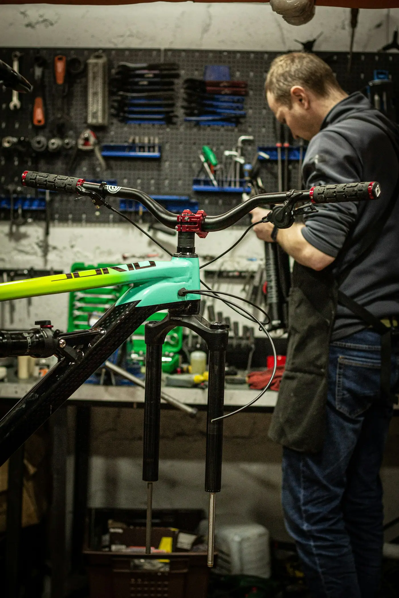 Mechaniker in der Werkstatt, gleicher Ort wie F4